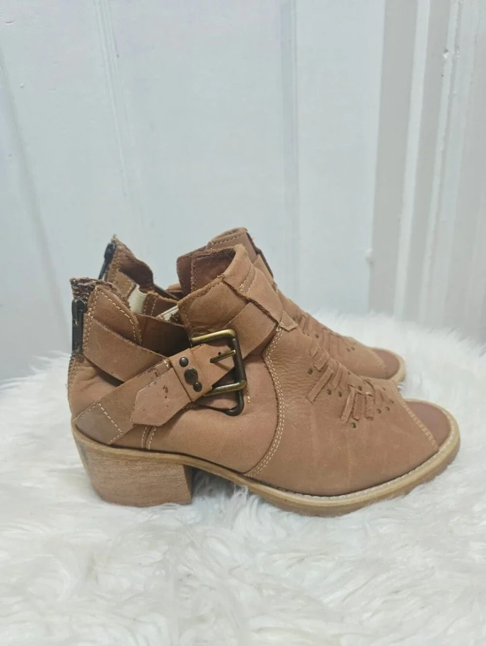 Caterpillar Cat Ankle Tan Leather Boot Buckled Strap and Cut-out Sz 8.5